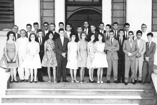 Esta foto pertenceu ao acervo pessoal do saudoso professor Chafic Felipe. Mostra a turma de formandos do Científico da Escola “Torquato Caleiro”, no ano de 1962, juntamente com a maioria de seus professores. Entre os mestres, aparecem Alfredo Palermo, Ped